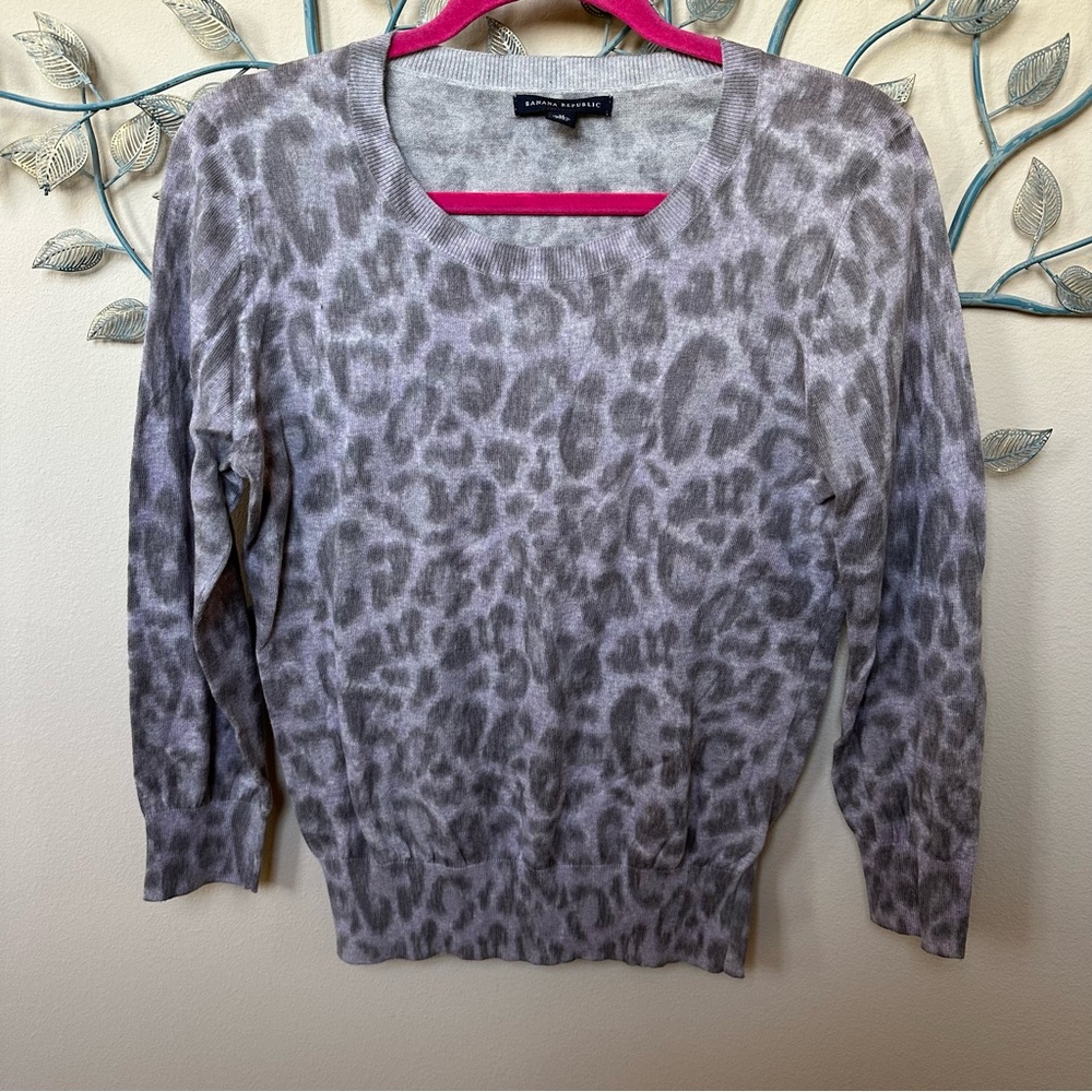 BANANA REPUBLIC lavender & gray leopard print sweater Sz M